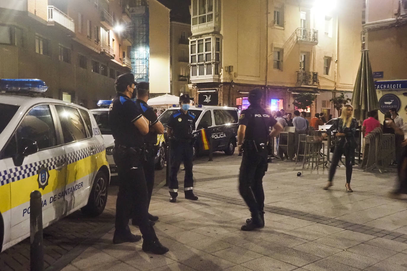 Agentes de la Policía Local se desplegaron este viernes por la noche en las zonas de ocio más concurridas de Santander, para vigilar el cumplimiento de las medidas contra la propagación del coronavirus.