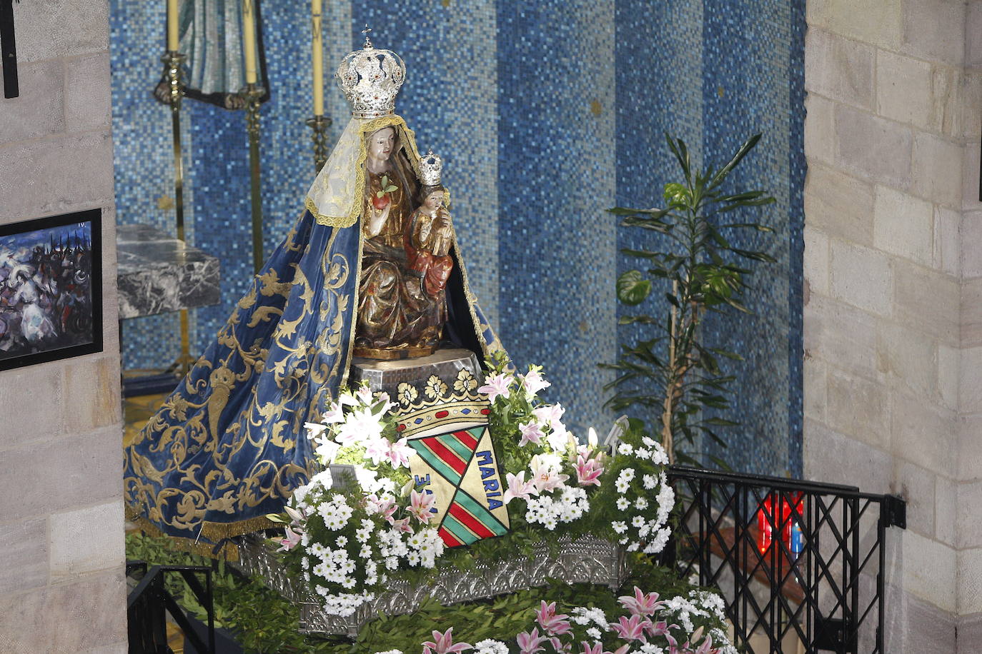 Doscientas personas llenaron el aforo limitado del templo durante la misa en honor a la Virgen Grande