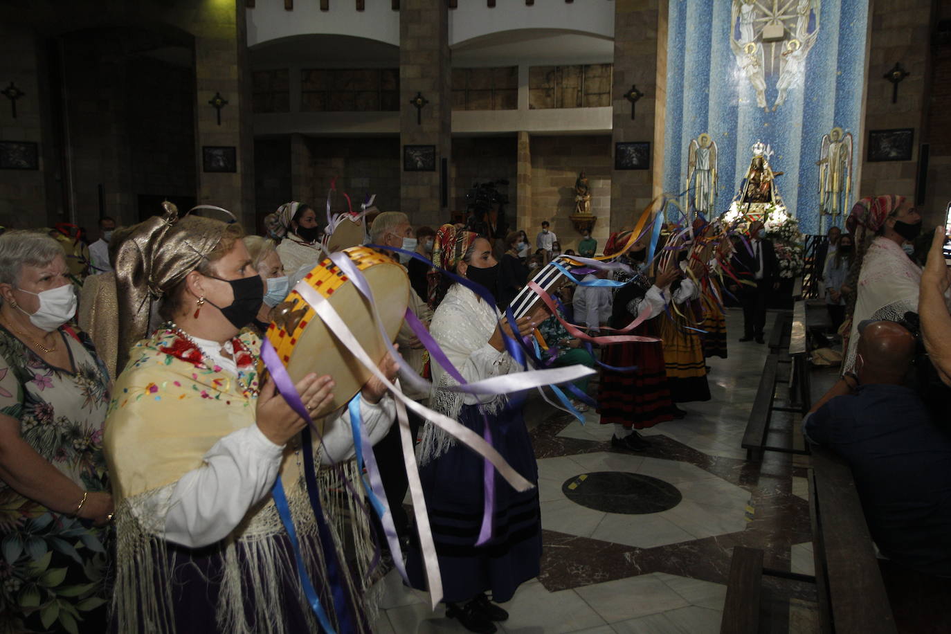 Doscientas personas llenaron el aforo limitado del templo durante la misa en honor a la Virgen Grande