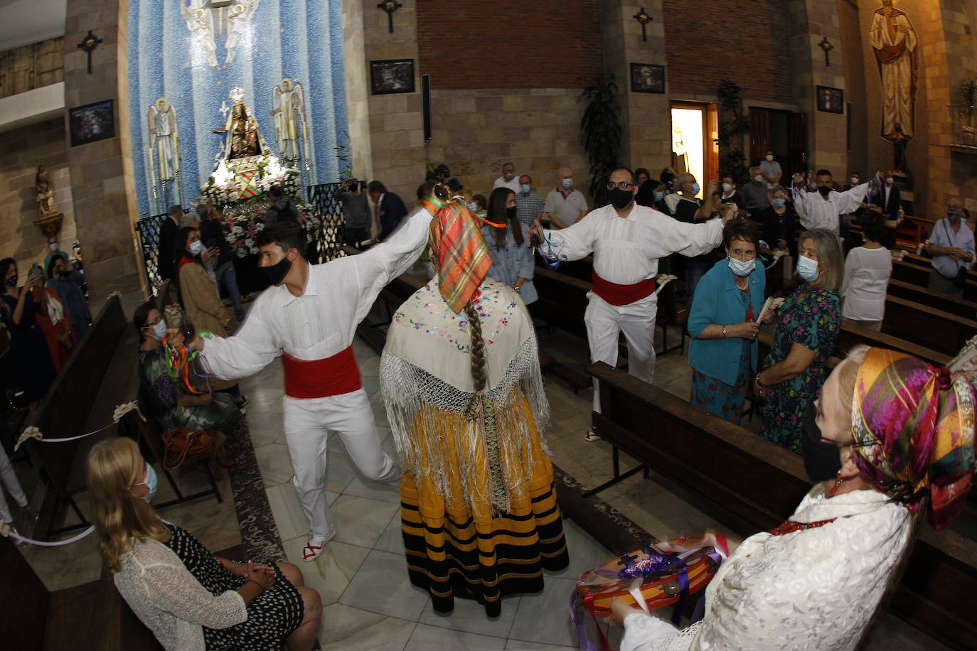 Doscientas personas llenaron el aforo limitado del templo durante la misa en honor a la Virgen Grande