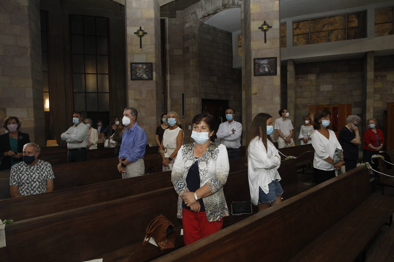 Doscientas personas llenaron el aforo limitado del templo durante la misa en honor a la Virgen Grande