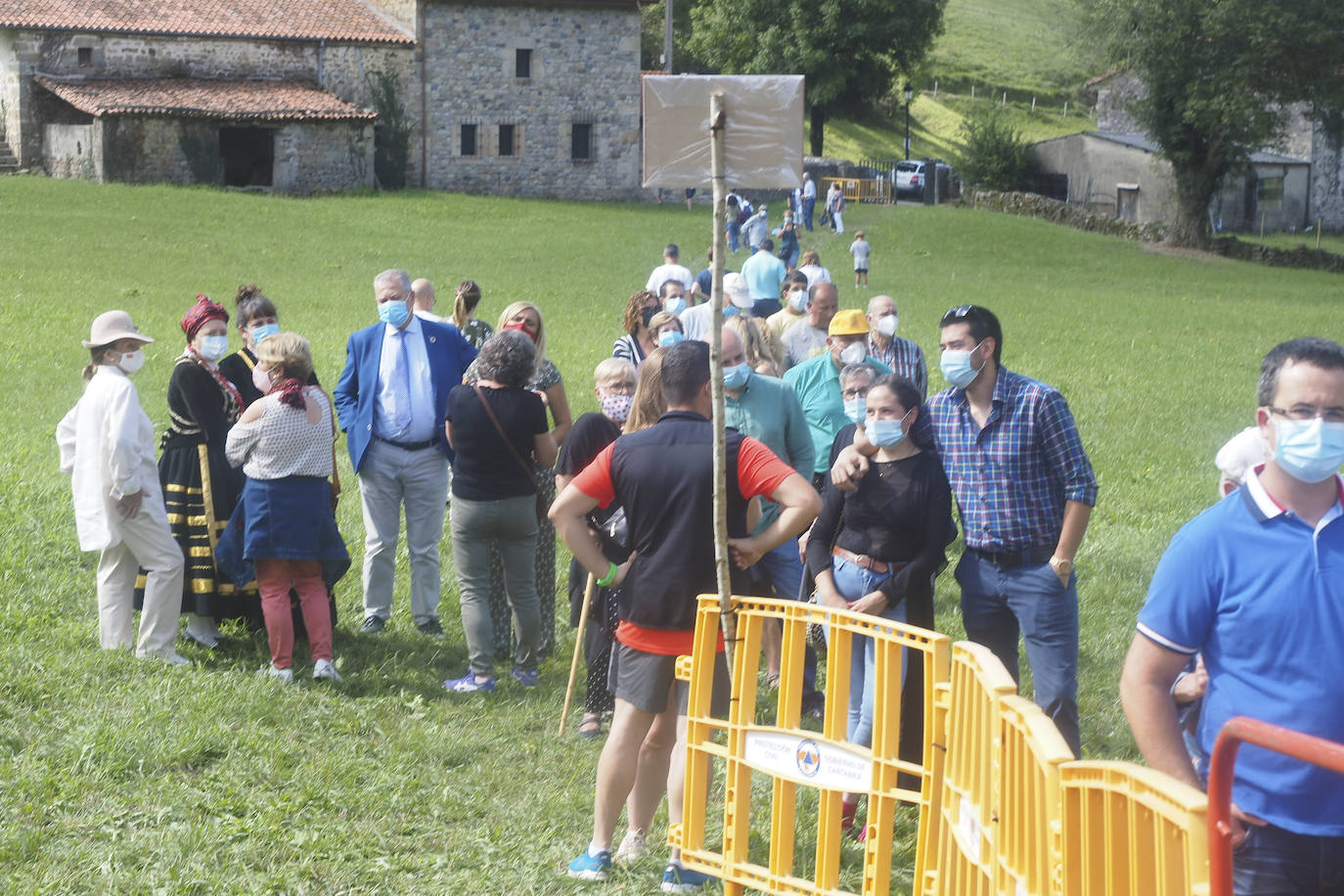 Este año la Virgen de Valvanuz ha congregado a muchos menos fieles en las inmediaciones de la ermita de Selaya, con la suspensión de todos los eventos festivos a excepción de los actos litúrgicos en honor a la patrona de los pasiegos.