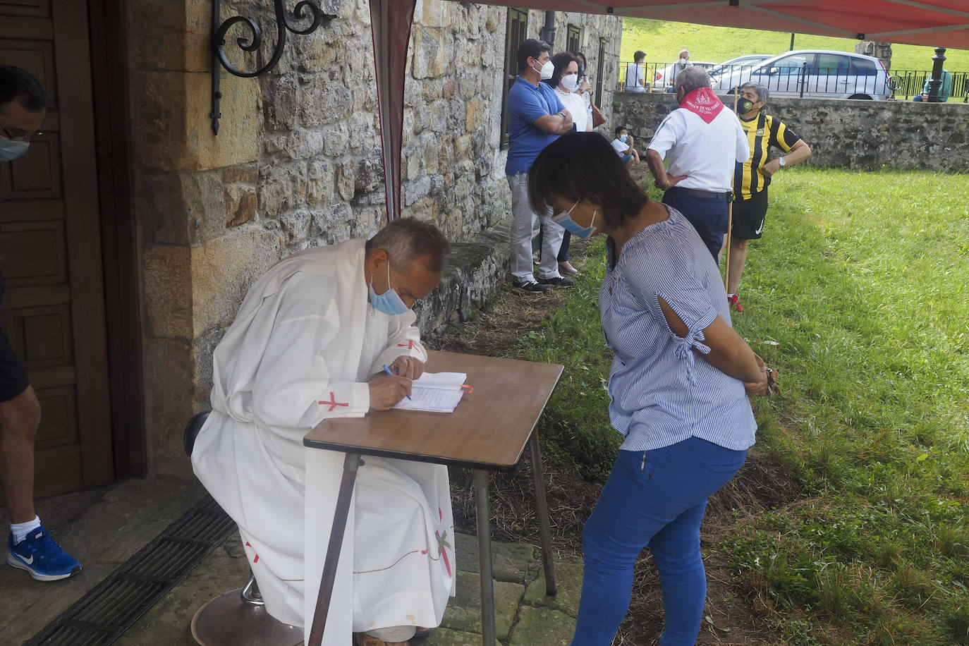 Este año la Virgen de Valvanuz ha congregado a muchos menos fieles en las inmediaciones de la ermita de Selaya, con la suspensión de todos los eventos festivos a excepción de los actos litúrgicos en honor a la patrona de los pasiegos.