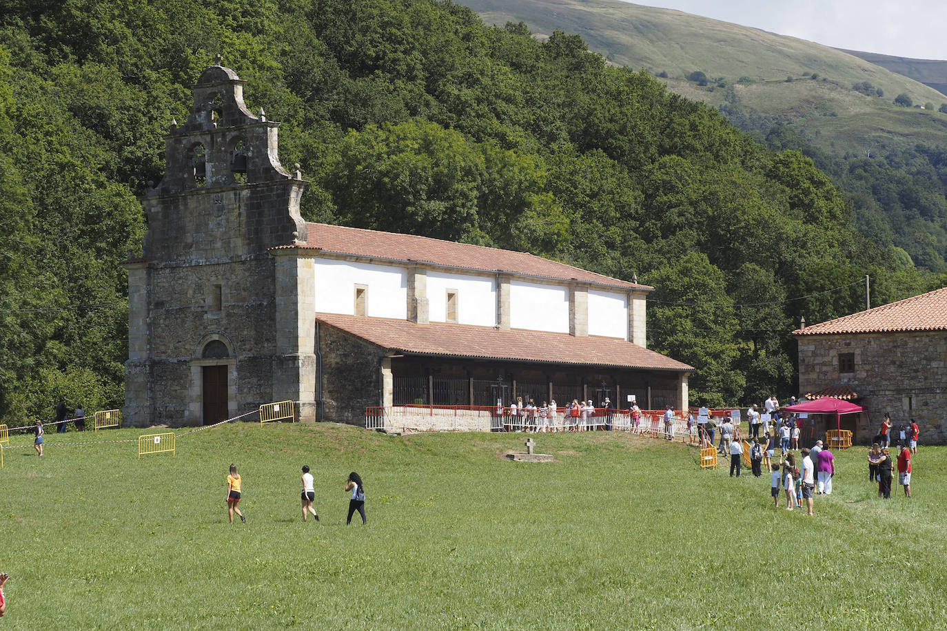 Este año la Virgen de Valvanuz ha congregado a muchos menos fieles en las inmediaciones de la ermita de Selaya, con la suspensión de todos los eventos festivos a excepción de los actos litúrgicos en honor a la patrona de los pasiegos.