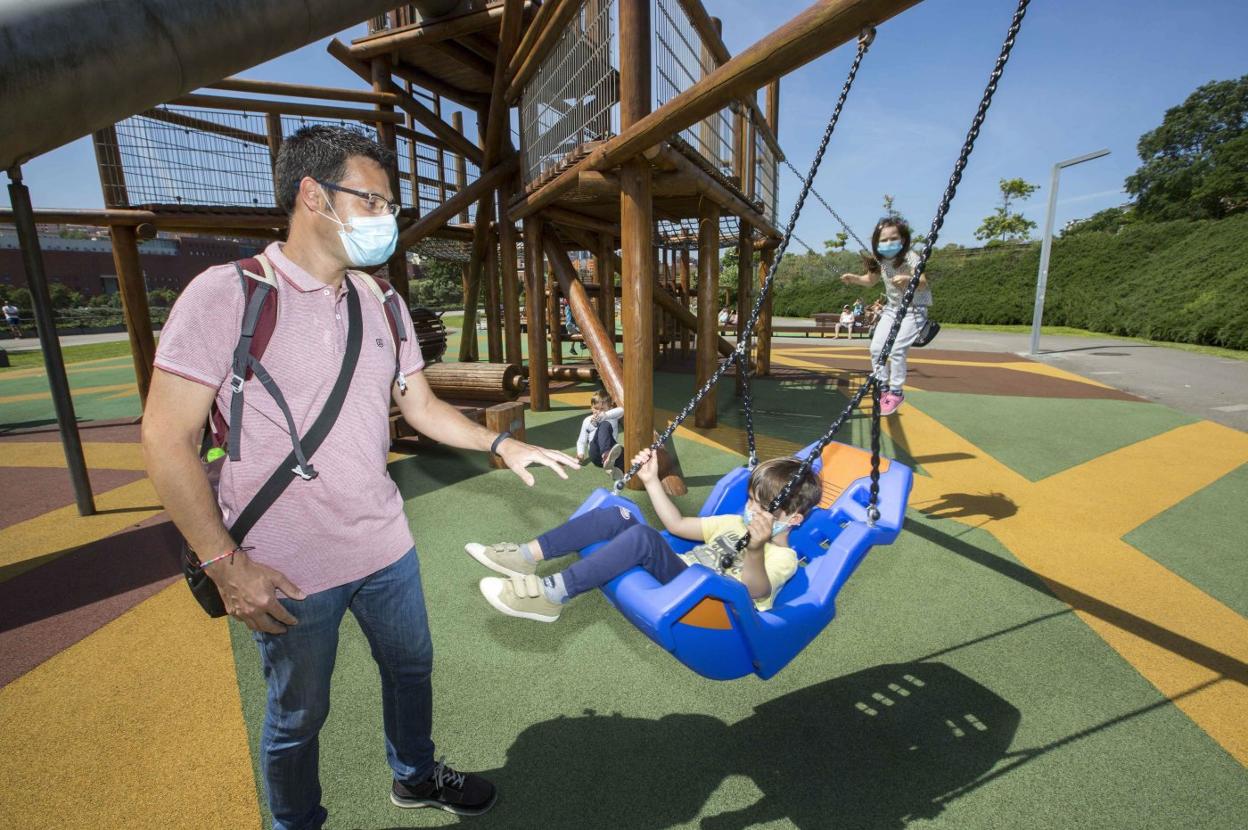 Una familia pasa el rato en el parque de Las Llamas, todos con la mascarilla obligatoria en estos recintos. roberto ruiz