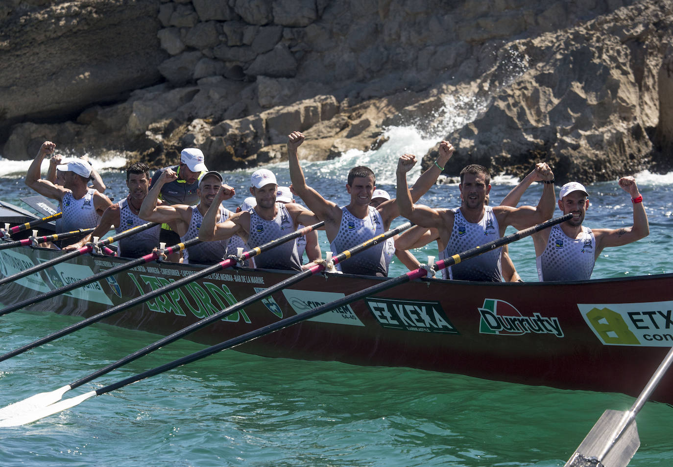 Fotos: &#039;La Pedreñera&#039; se impone en la Bandera Marina de Cudeyo