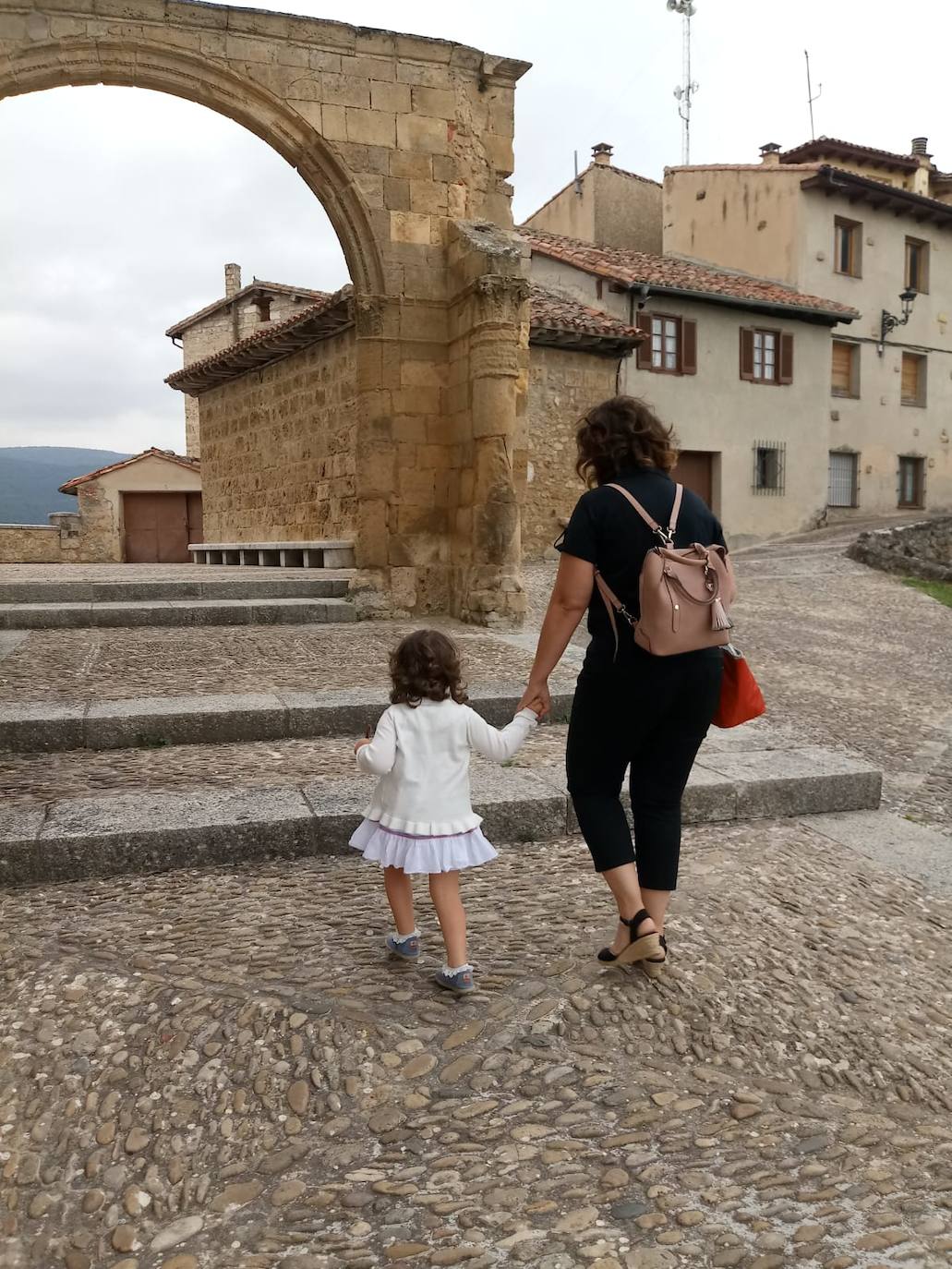 «Leire y su hija Maite visitando el pueblo de Frías, en Burgos, donde hay un castillo precioso».