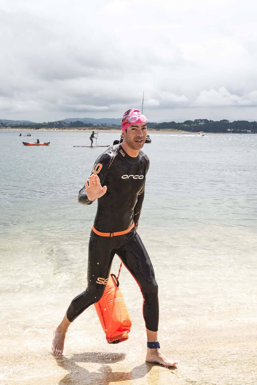 «Soy Raúl García, un salmantino enamorado de El Sardinero. La foto que mando es de la llegada de la segunda travesía a nado de los Bomberos de Santander por una causa solidario. Personalmente he disfrutado y con mi participación he podido ayudar a los demás. Gracias a Santander y sus gentes».