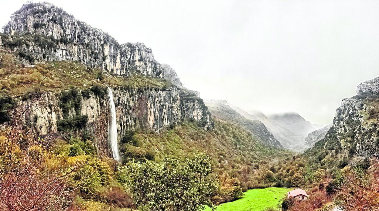 Imagen de la cascada del Asón y del valle que se abre aguas abajo. 