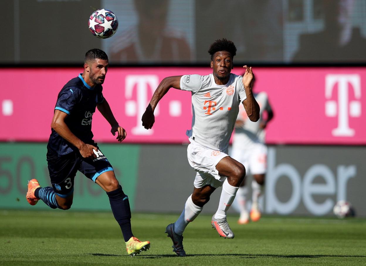 Álvaro González pugna por el balón con Kingsley Coman, del Bayern de Múnich, en el amistoso que jugó el Marsella ante los alemanes el 31 de julio. 