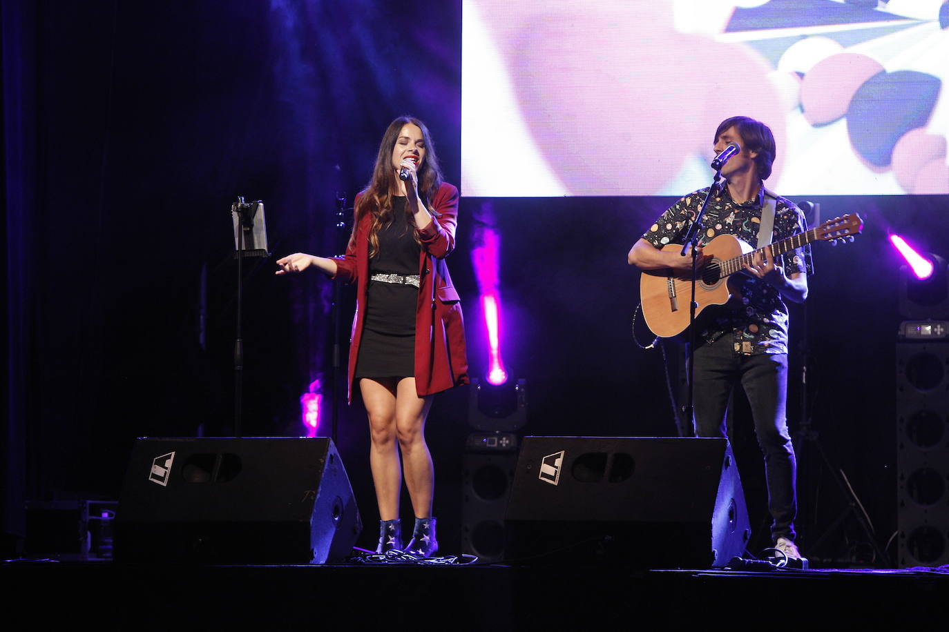 Los artistas locales Fonso Blanco, Abel Revuelta y El artista oportunista (David Van Bylen y Piloshka) actuaron en las fiestas de la Virgen Grande de la ciudad a beneficio de la Asociación Montañesa de Ayuda al Toxicómano