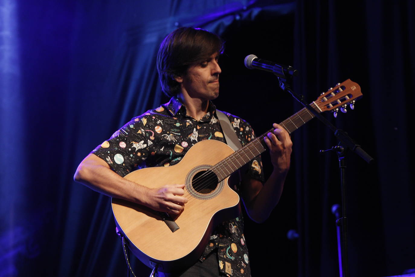 Los artistas locales Fonso Blanco, Abel Revuelta y El artista oportunista (David Van Bylen y Piloshka) actuaron en las fiestas de la Virgen Grande de la ciudad a beneficio de la Asociación Montañesa de Ayuda al Toxicómano