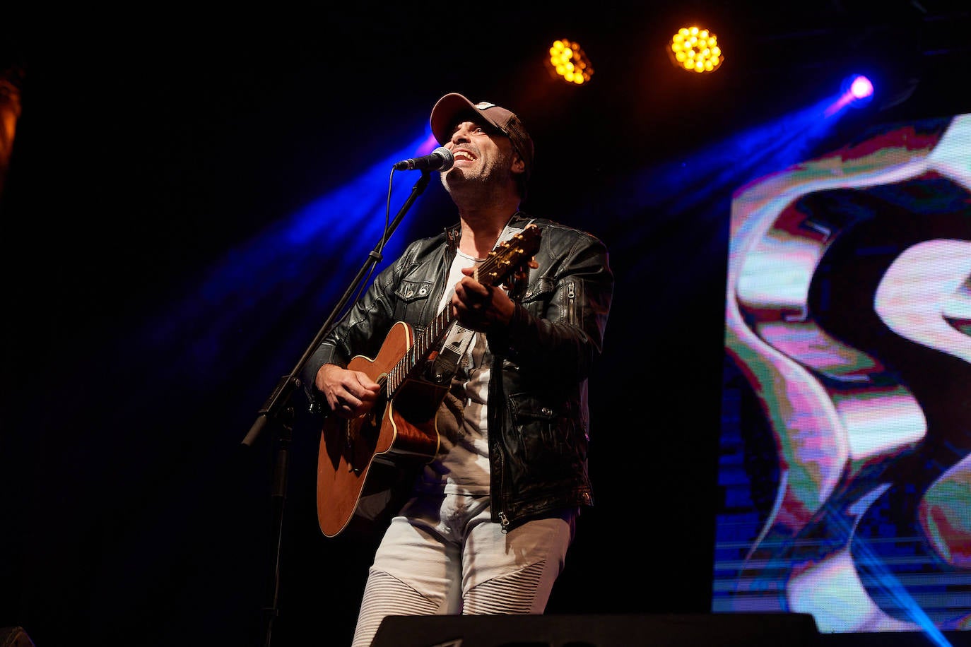 Los artistas locales Fonso Blanco, Abel Revuelta y El artista oportunista (David Van Bylen y Piloshka) actuaron en las fiestas de la Virgen Grande de la ciudad a beneficio de la Asociación Montañesa de Ayuda al Toxicómano