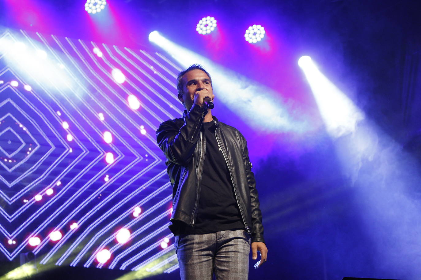 Los artistas locales Fonso Blanco, Abel Revuelta y El artista oportunista (David Van Bylen y Piloshka) actuaron en las fiestas de la Virgen Grande de la ciudad a beneficio de la Asociación Montañesa de Ayuda al Toxicómano