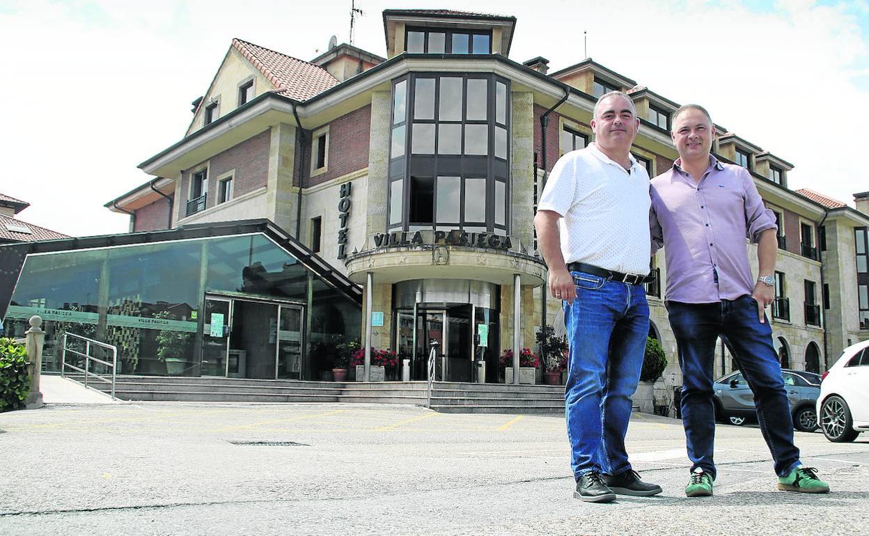 Miguel y Elías Diego, ante el segundo hotel que abrió su familia en Hoznayo, el Villa Pasiega.