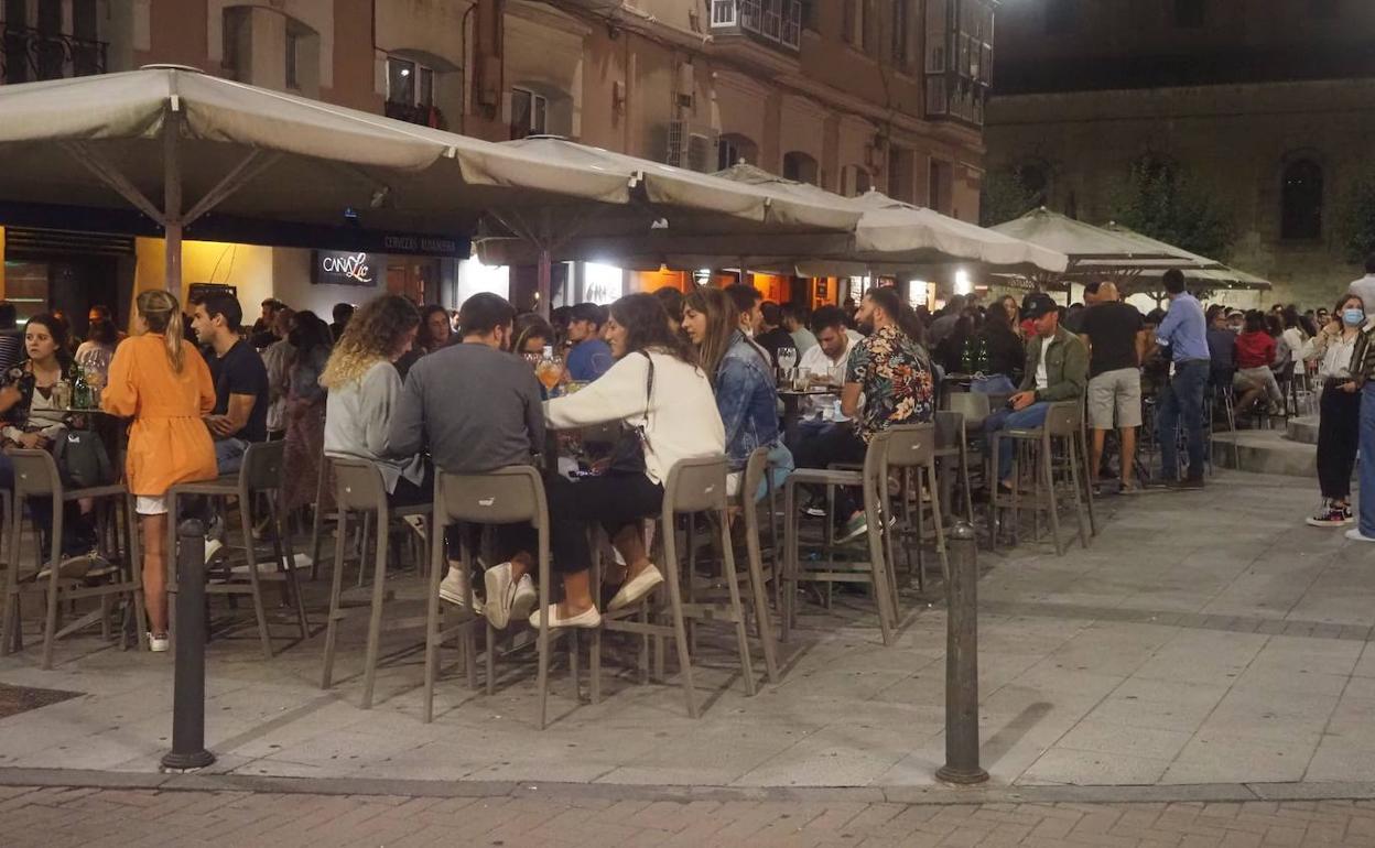 Clientes en las terrazas de Cañadío, el viernes por la noche.