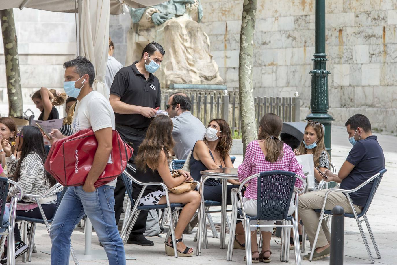 Los ciudadanos se adaptan al veto de fumar sin distancia, su prohibición en las playas y el límite de reuniones en diez personas