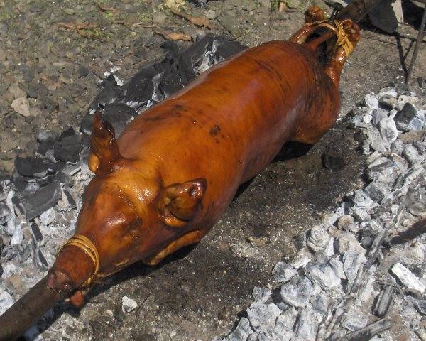 27- Lechón, Filipinas | Cerdo joven asado entero lentamente sobre carbón durante varias horas. Carne tierna y piel crujiente.