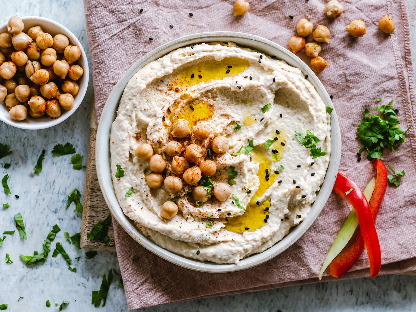 36- Hummus, Medio Oriente | Hecho con garbanzos, ajo, jugo de limón y tahini.