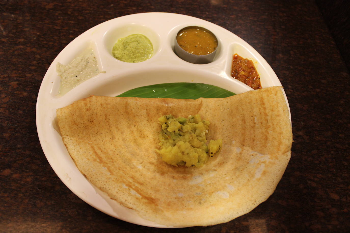 49- Masala dosa, India | Crujiente de arroz con una mezcla picante de puré de patata, que luego se sumerge en chutney de coco, encurtidos, salsas a base de tomate y otros condimentos.