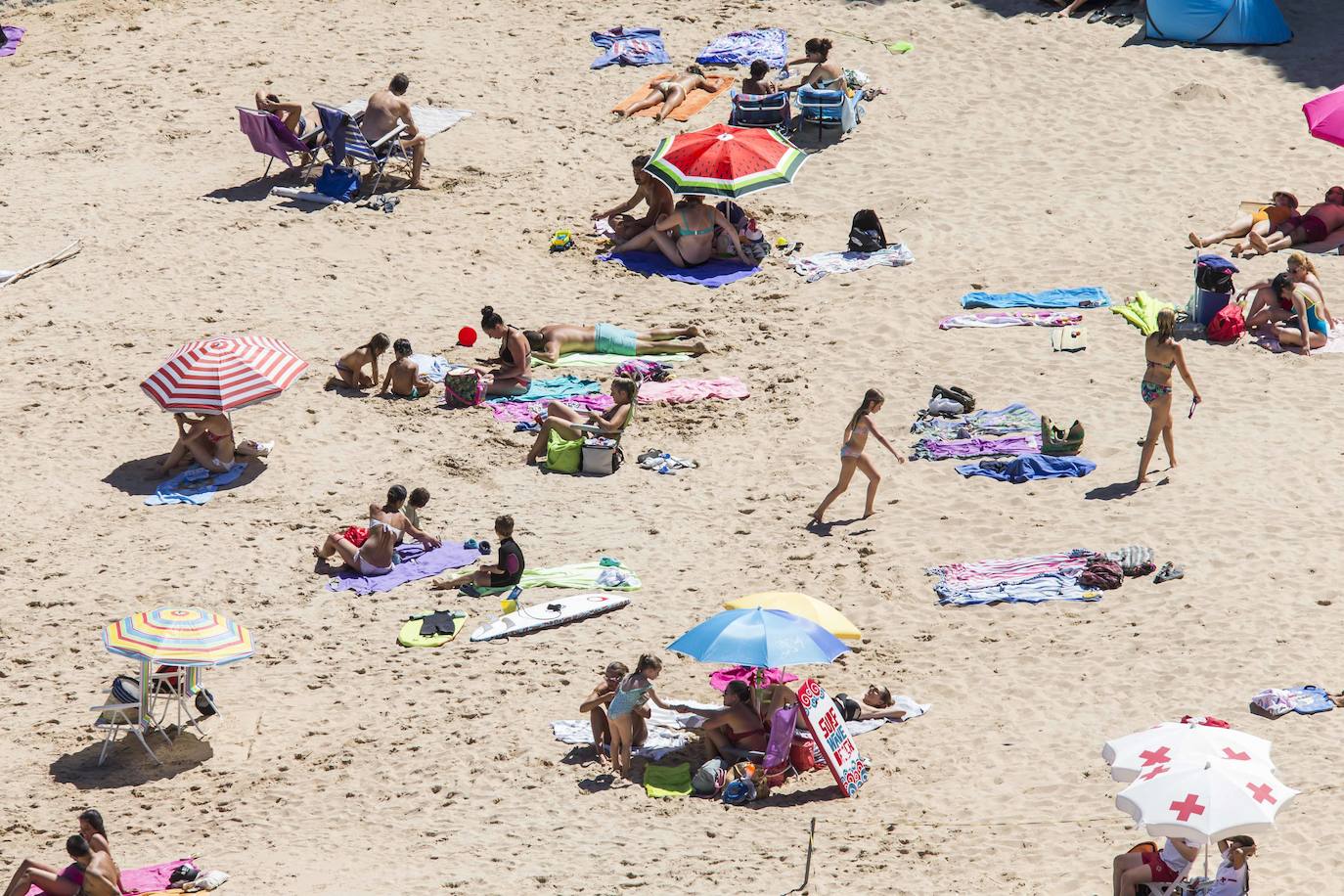 Fotos: Playas al completo en un día muy caluroso en la costa de Cantabria