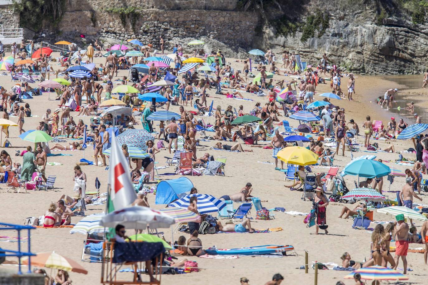 Fotos: Playas al completo en un día muy caluroso en la costa de Cantabria