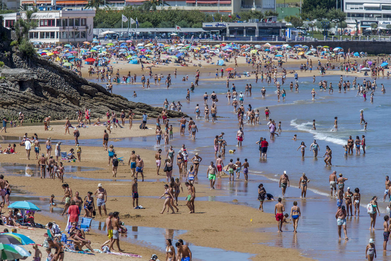 Fotos: Playas al completo en un día muy caluroso en la costa de Cantabria