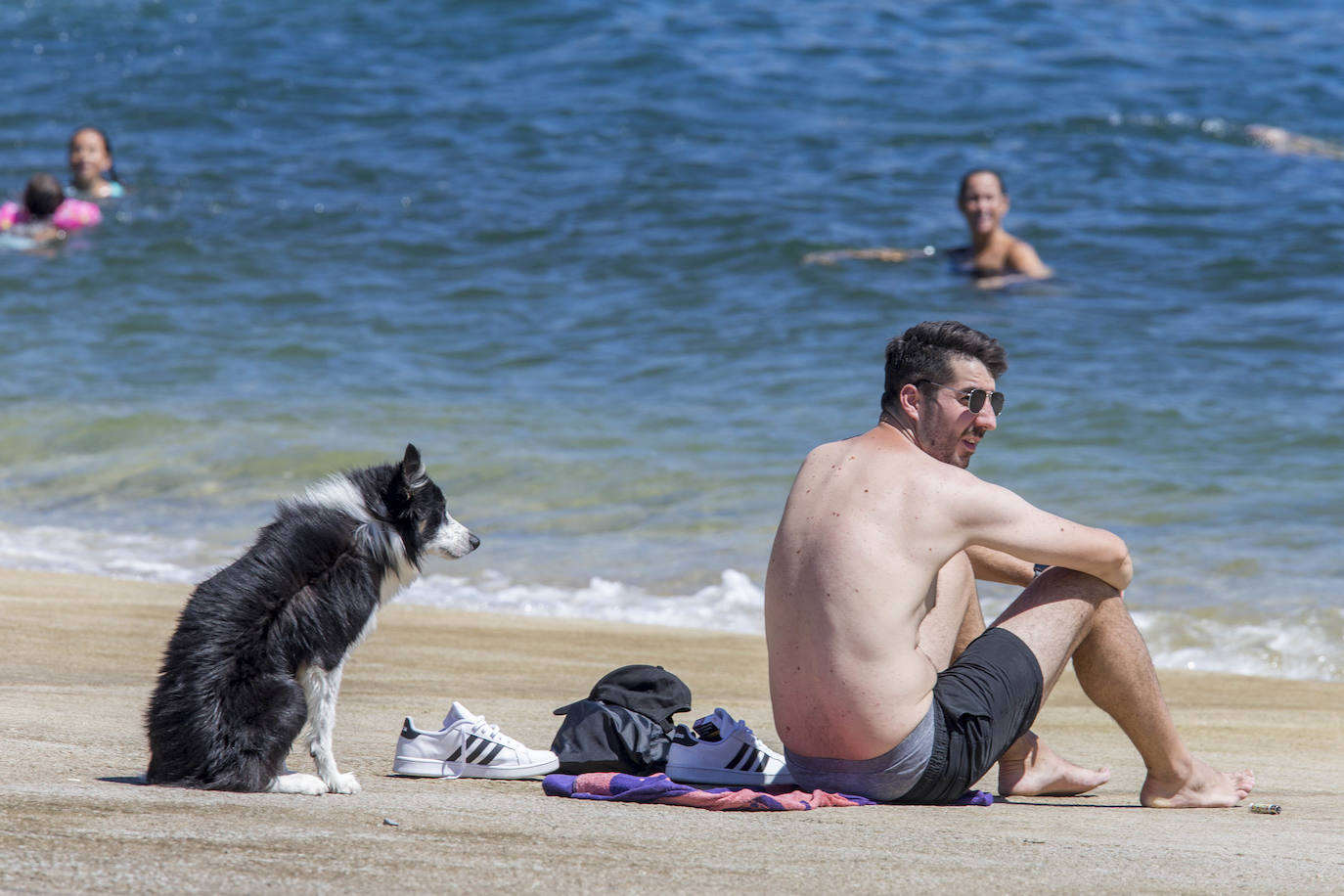 Fotos: Playas al completo en un día muy caluroso en la costa de Cantabria