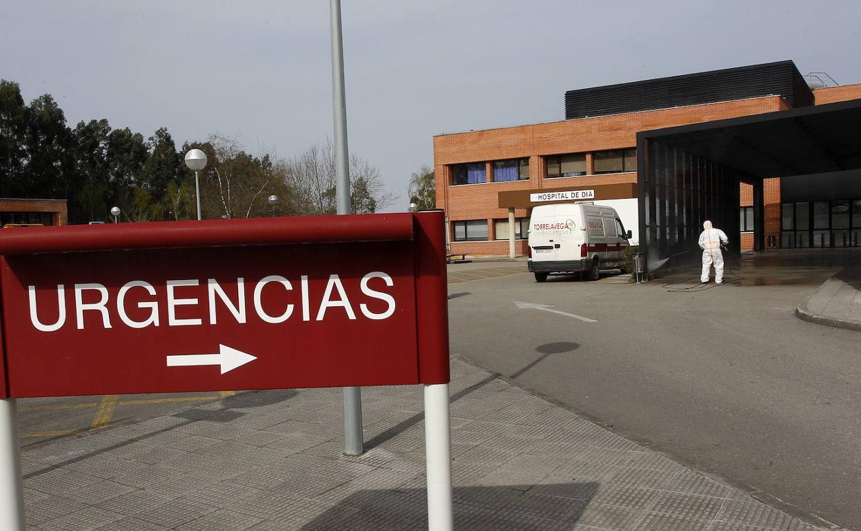 Los médicos de Urgencias de Sierrallana piden a la Dirección que cierre el servicio de pediatría