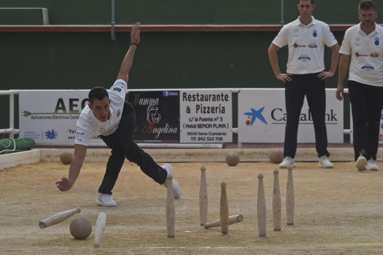 Víctor González birla ayer en la bolera de El Cagigal en el partido entre Ribamontán y Peñacastillo. 