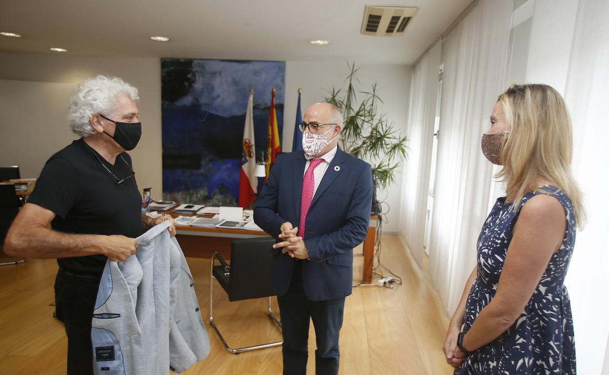 El consejero de Sanidad, Miguel Rodríguez, en el centro, junto a Ángel Cuevas y Bárbara Gutiérrez, de la Asociación de Hostelería.