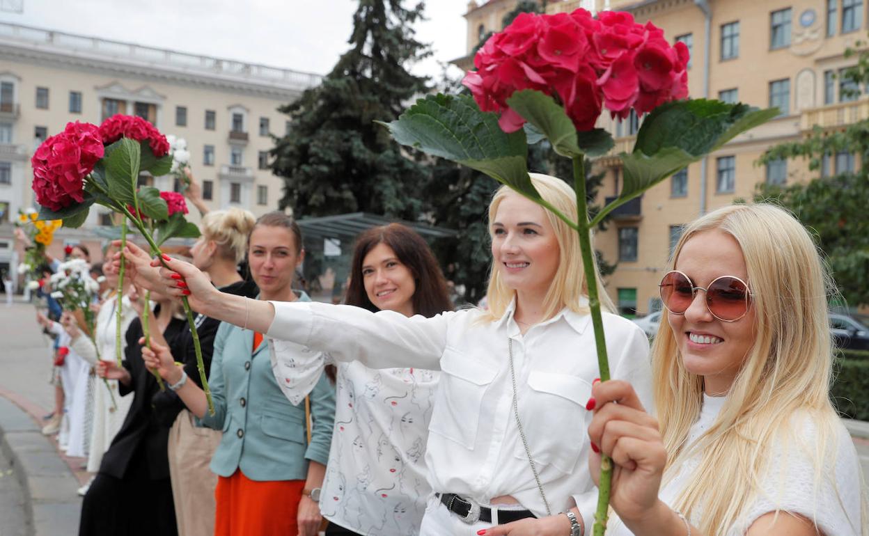 Protesta protagonizada por mujeres en las calles de Minks contra la violencia policial del Gobierno de Alexander Lukashenko.