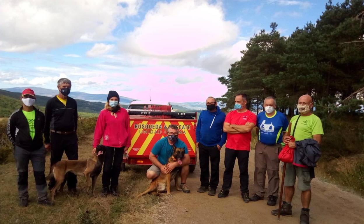 Componentes del grupo de rescate, con varios perros entrenados para localizar cuerpos, que estuvo rastreando el Monte Hijedo. 