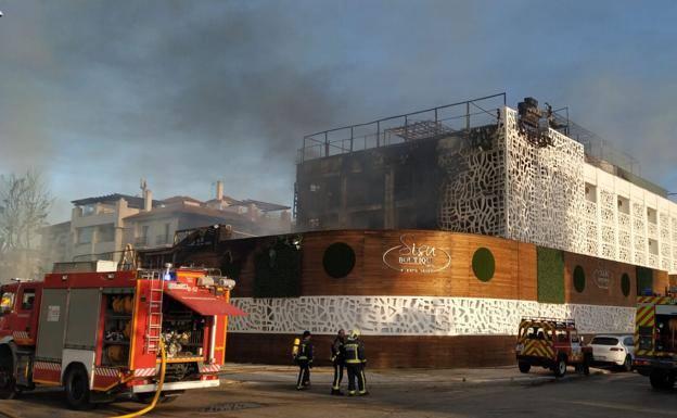 Imagen principal - Un muerto y varios heridos en el incendio de un hotel en Marbella