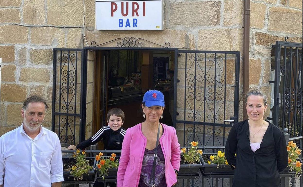 Ana Botín, a la puerta del Bar Puri, de Ruerrero, con María Amor, Javier y su hijo Ángel.