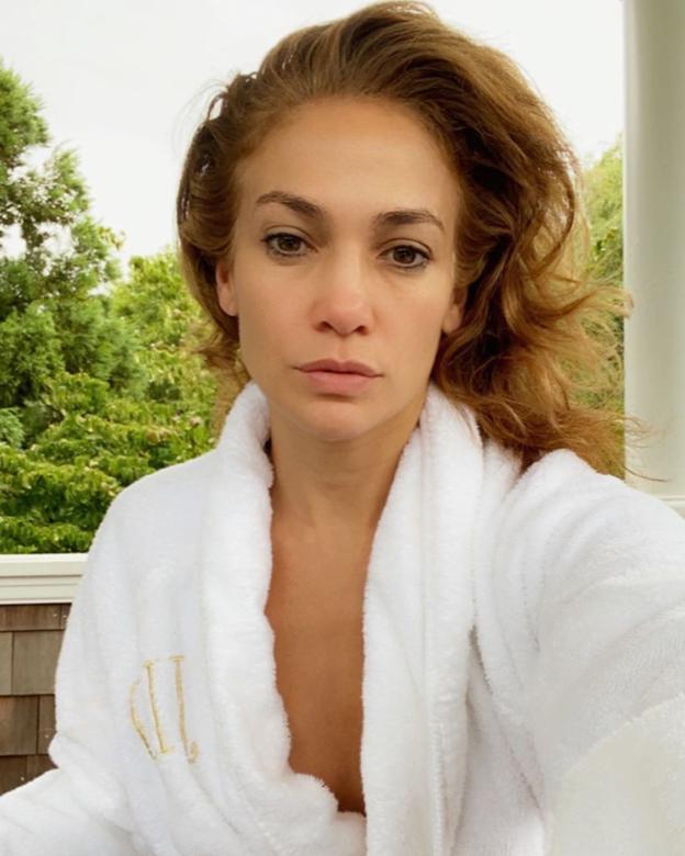 Con la cara lavada, JLO saluda a sus seguidores de buena mañana.