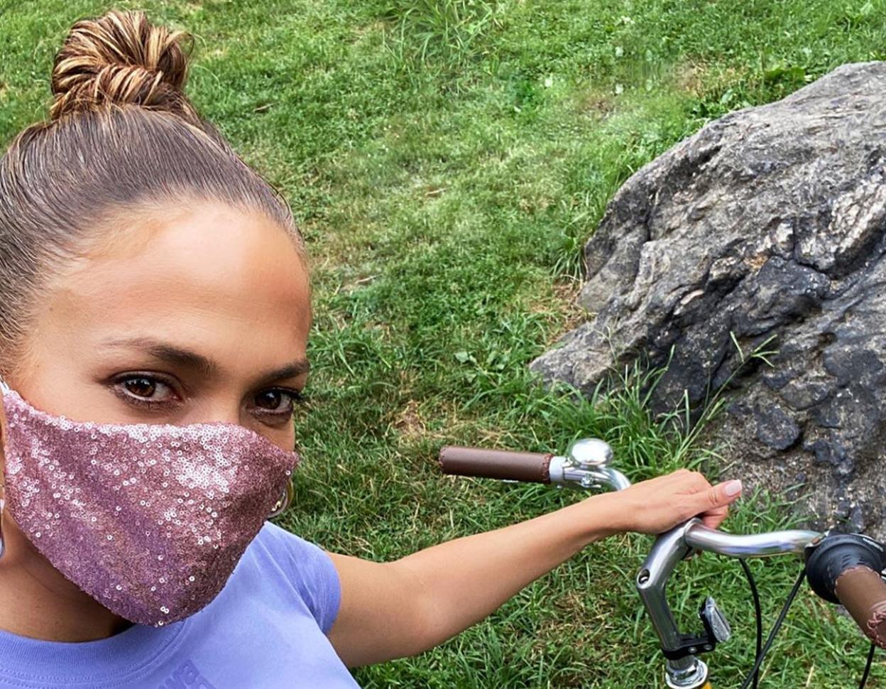 Look informal de Jennifer Lopez con mascarilla de lentejuelas para un paseo por Central Park.