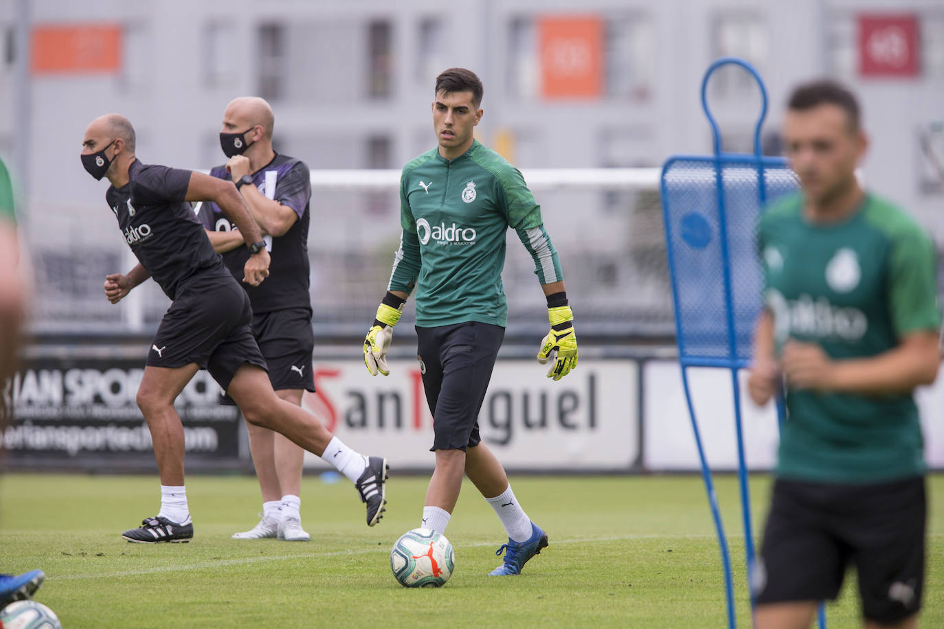 Fotos: El Racing cumple su primer entrenamiento a las órdenes de Javi Rozada