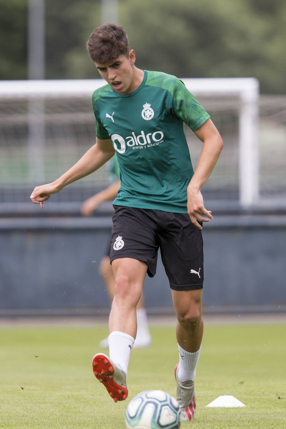 Fotos: El Racing cumple su primer entrenamiento a las órdenes de Javi Rozada