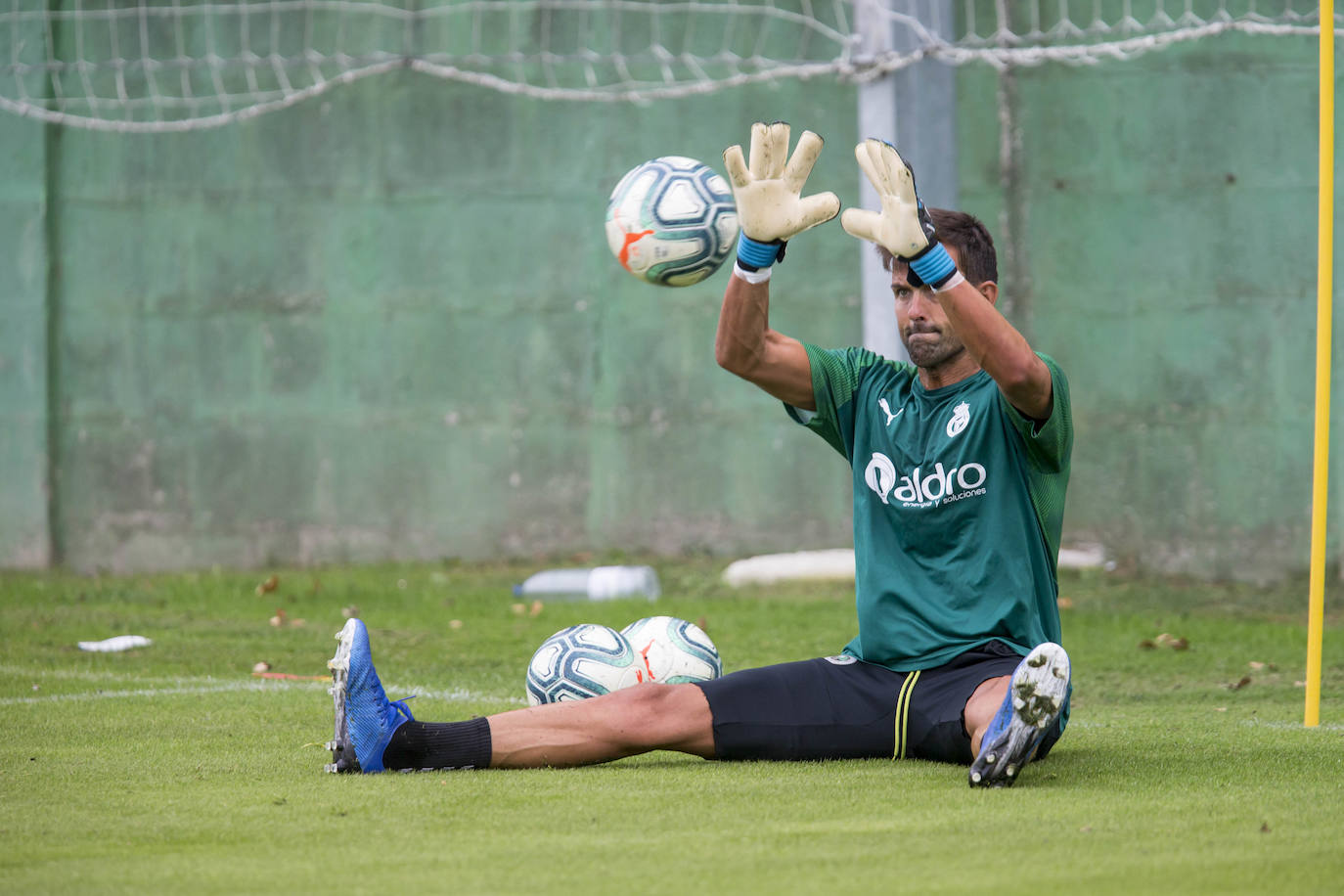 Fotos: El Racing cumple su primer entrenamiento a las órdenes de Javi Rozada