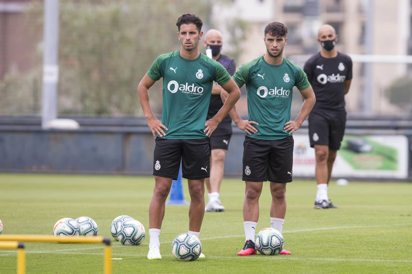 Fotos: El Racing cumple su primer entrenamiento a las órdenes de Javi Rozada