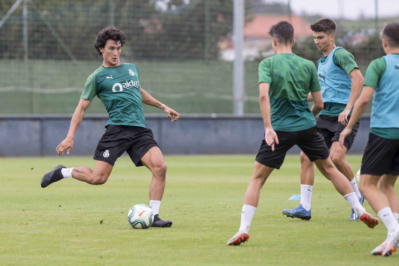 Fotos: El Racing cumple su primer entrenamiento a las órdenes de Javi Rozada