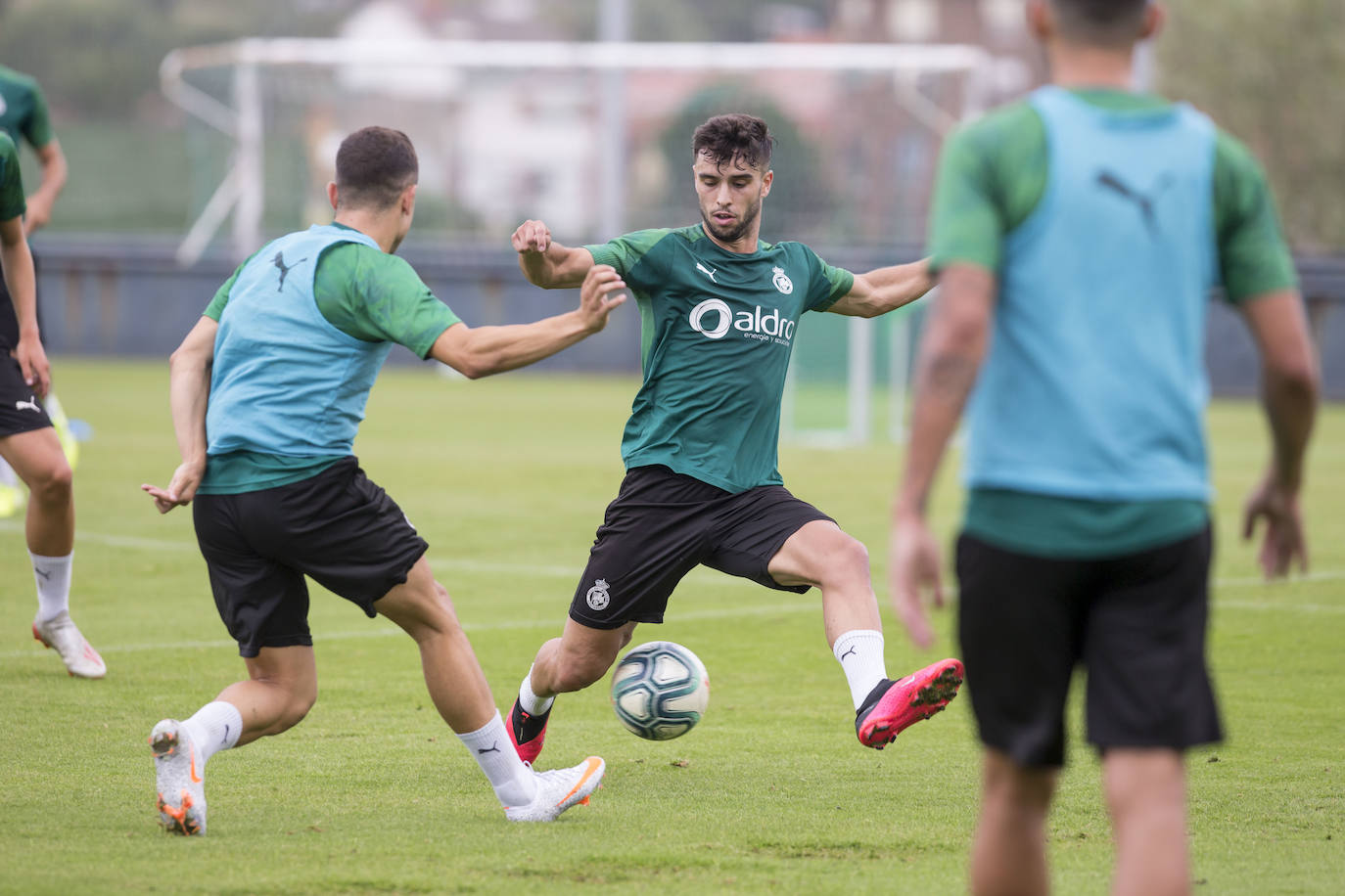 Fotos: El Racing cumple su primer entrenamiento a las órdenes de Javi Rozada