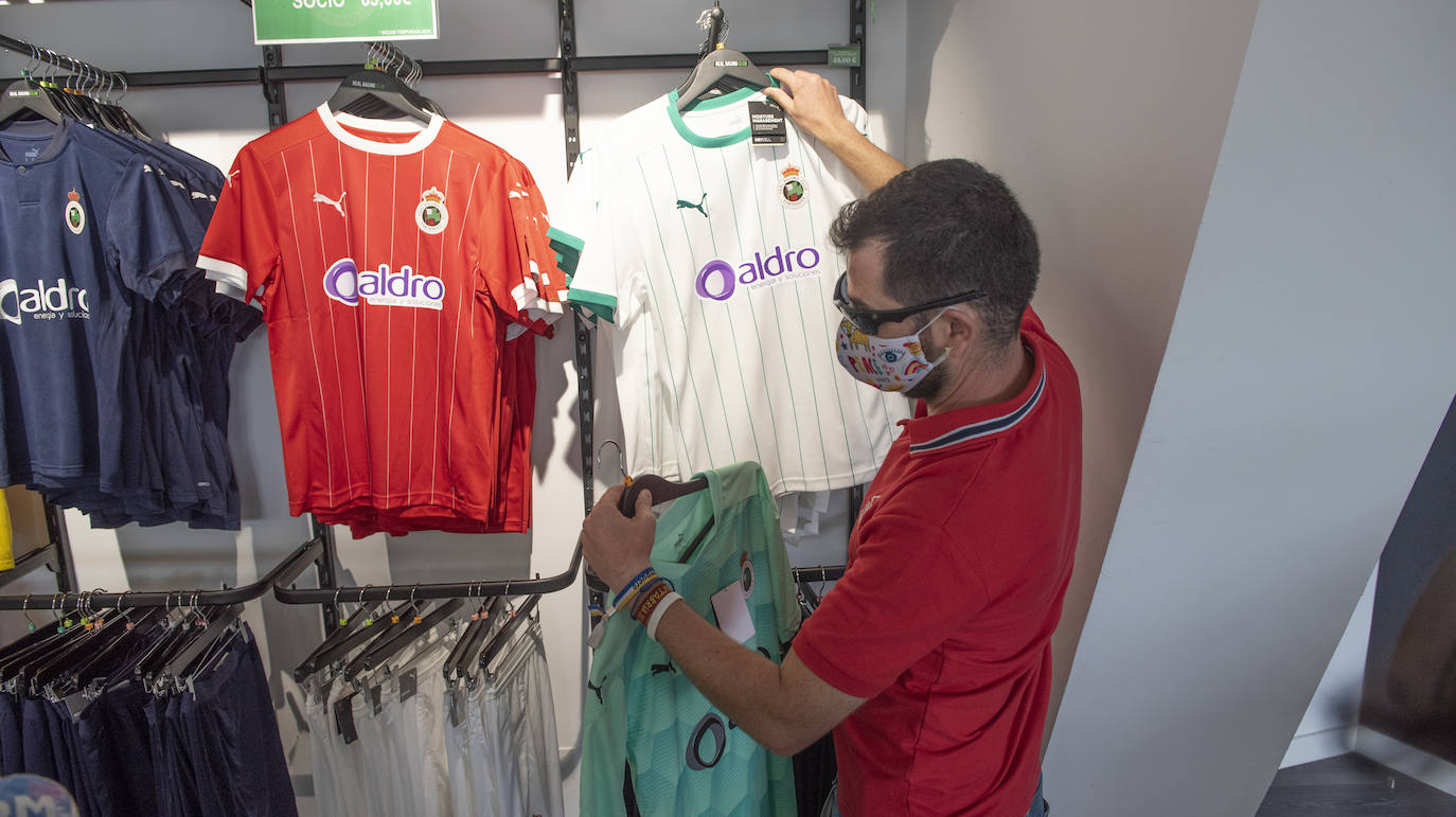 Fotos: Las nuevas equipaciones del Racing