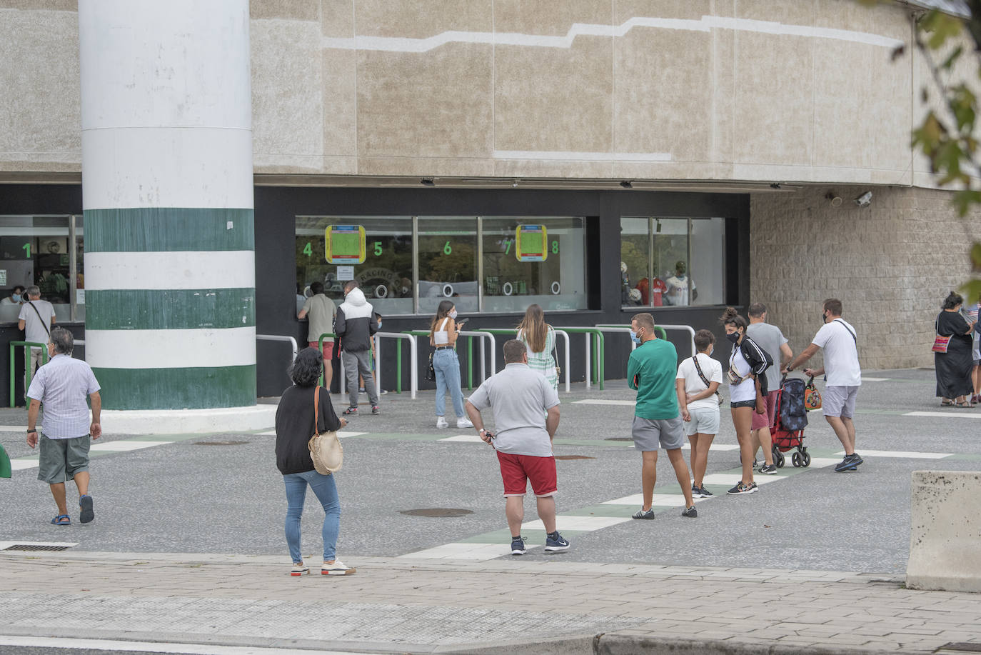 Fotos: Largas colas para recuperar el dinero de los abonos de la pasada campaña