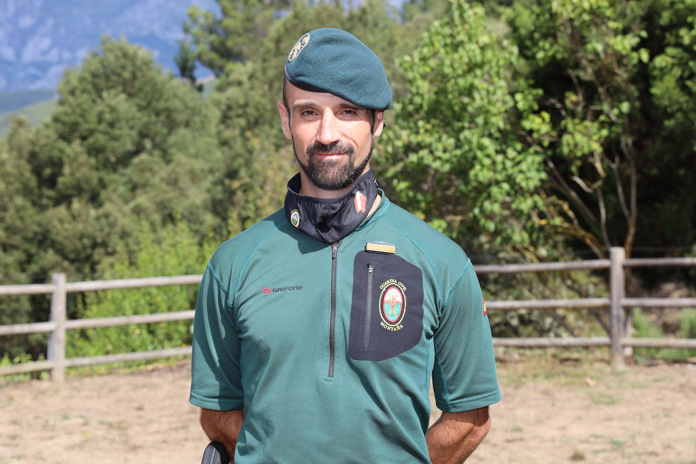 Ángel Rodríguez es cabo primero, tiene 43 años y lleva 15 en el Greim, los últimos cinco en Potes. Sólo se quitó la mascarilla para realizar esta foto individual guardando la distancia de seguridad con el fotógrafo.