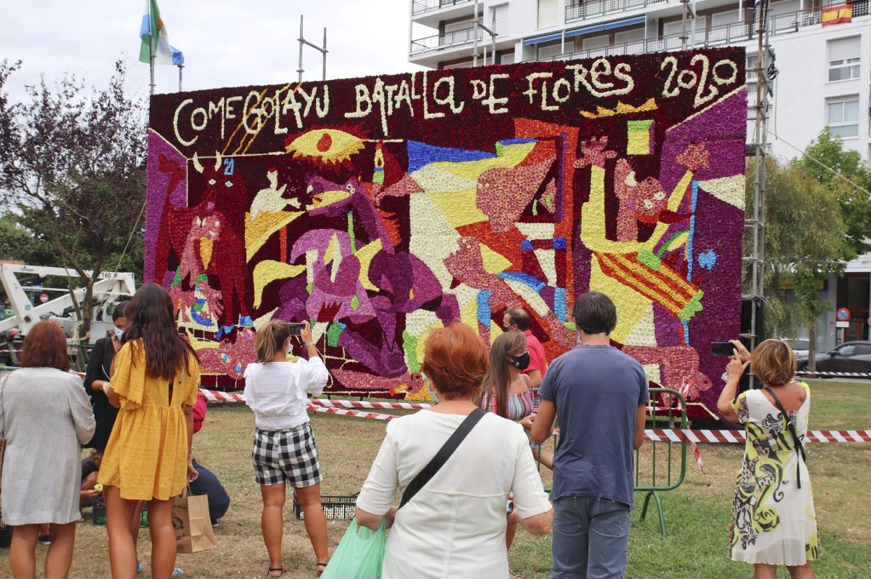 La agrupación Come Golayu Que Lo Ha Hechu Güela ha representado con flores el Guernica, de Pablo Picasso, en la Alameda Miramar.