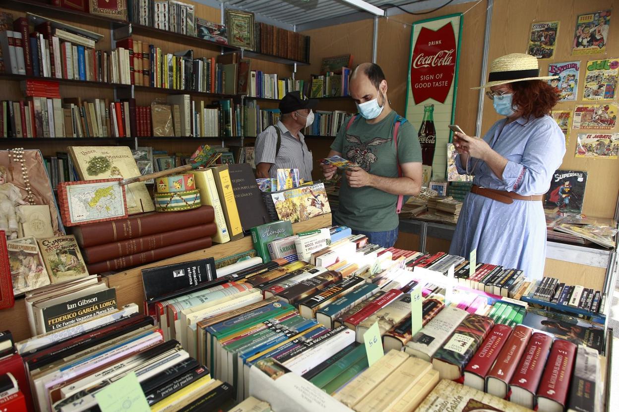 La Feria del Libro Viejo se clausura mañana. La muestra de colecciones enriquece su oferta cultural. luis palomeque