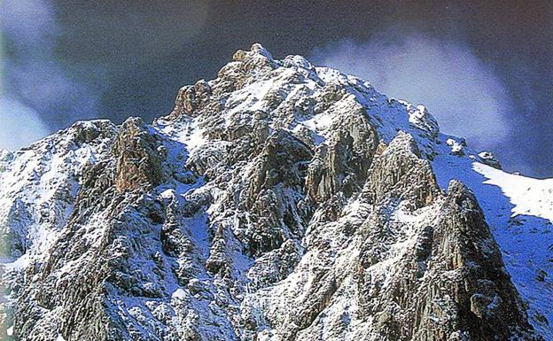 Rescatan de noche a una mujer herida en Picos de Europa cuando practicaba escalada