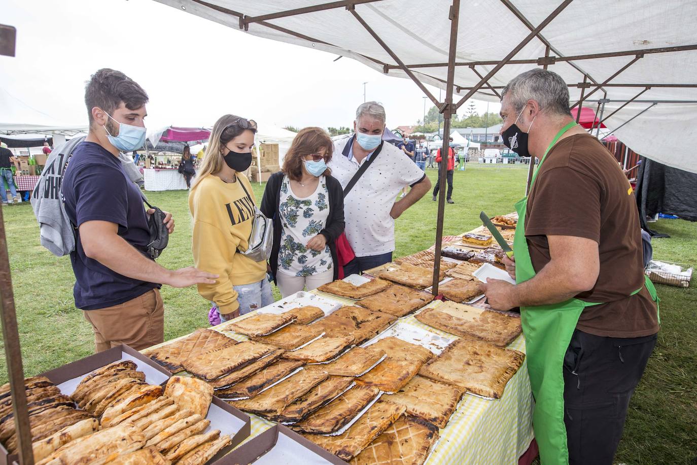 La lluvia ha deslucido la feria promovida por la asociación El arte de la tierruca en la campa de la magdalena con 28 puestos, 24 de alimentación y 4 de artesanía de la región. A lo largo de todo este sábado pueden encontrarse quesos, vinos, sobaos, quesadas, empanadas, dulces, embutidos, alubias, patatas fritas, sidra, miel, orujo, mermeladas, rosquillas, encurtidos, repostería y todo tipo de productos de la huerta ecológica como tomates y pimientos.